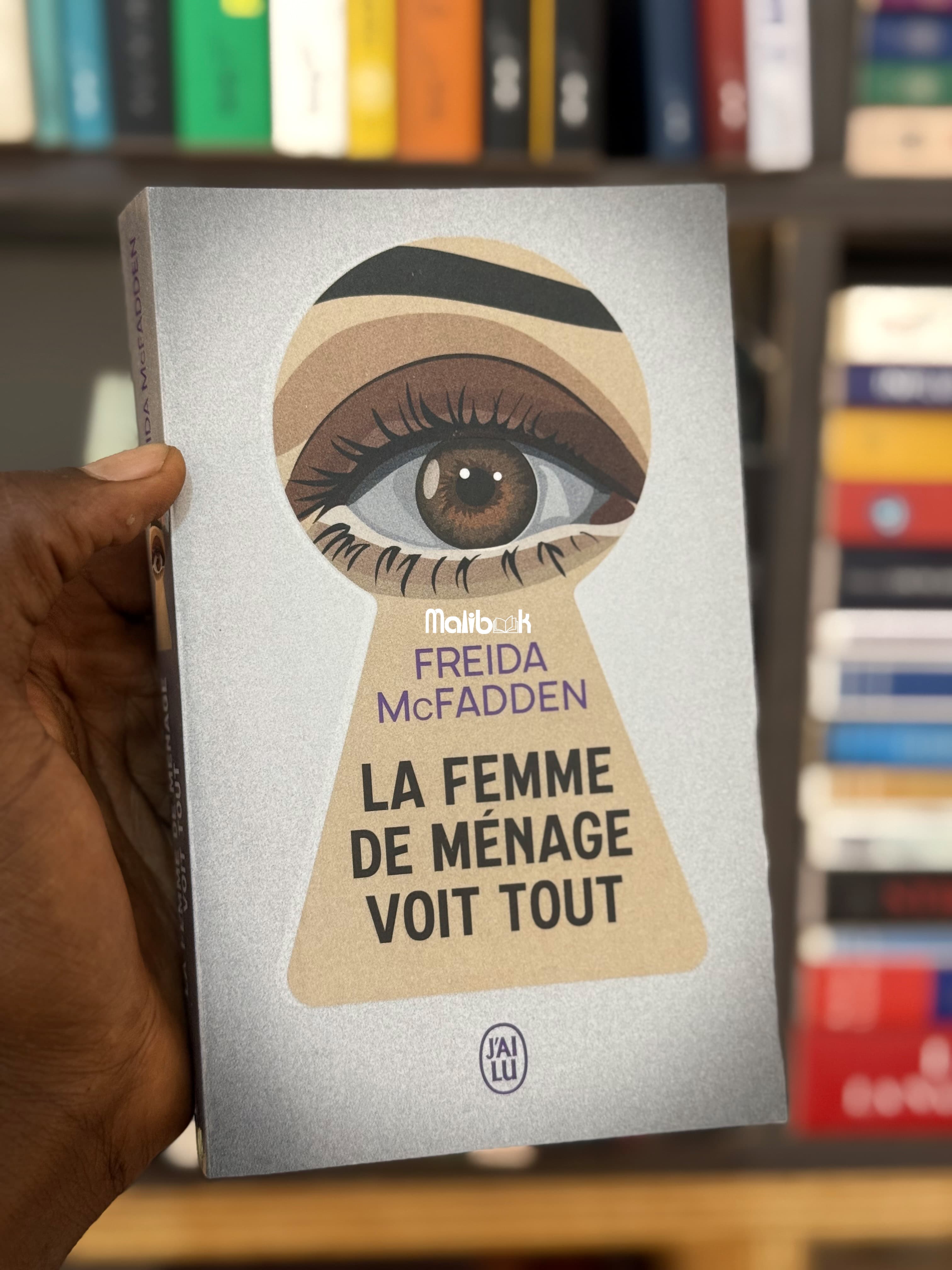 LA FEMME DE MÉNAGE VOIT TOUT — FREIDA McFADDEN